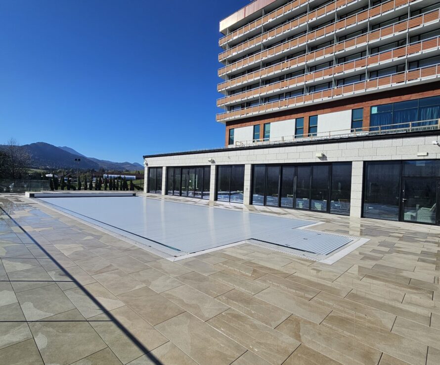 Taras przy basenie zewnętrznym Bachleda Hotel Kasprowy